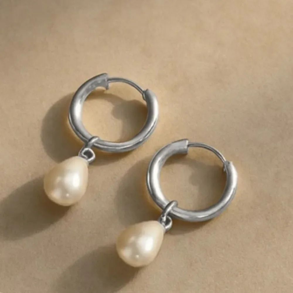 Pearl HoopāEarringsāQ96